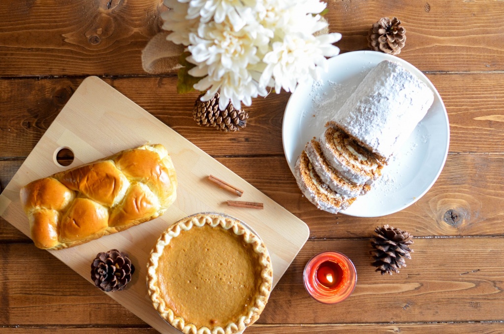 thanksgiving food on table