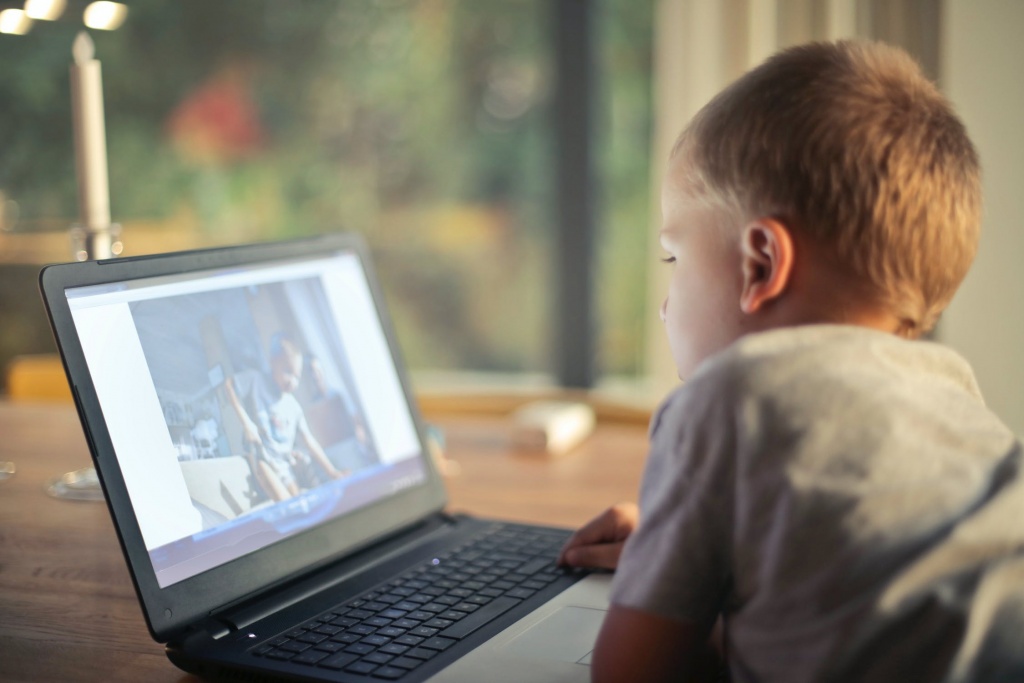 picture of a child on the computer