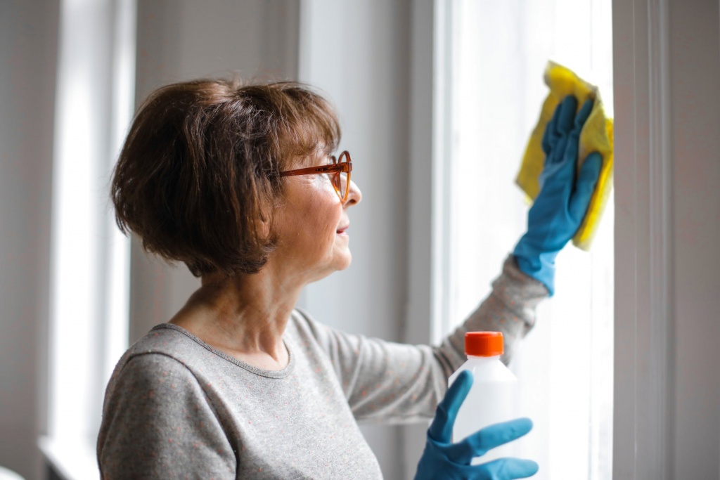 women cleaning windows